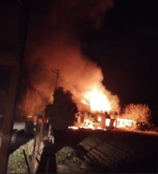 Tüplerin saklandığı ev alev aldı: Patlama anları kamerada