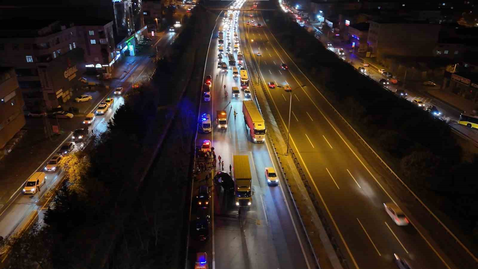 TEM’de kaçan sürücünün neden olduğu zincirleme kaza: 2 yaralı
