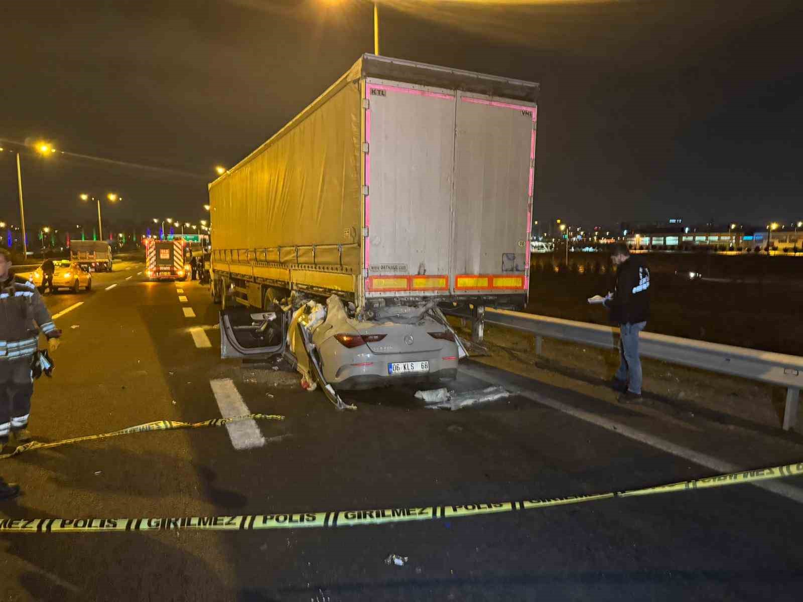 Ankara’da bir otomobil tırın altına girdi: 2 ölü 1 ağır yaralı
