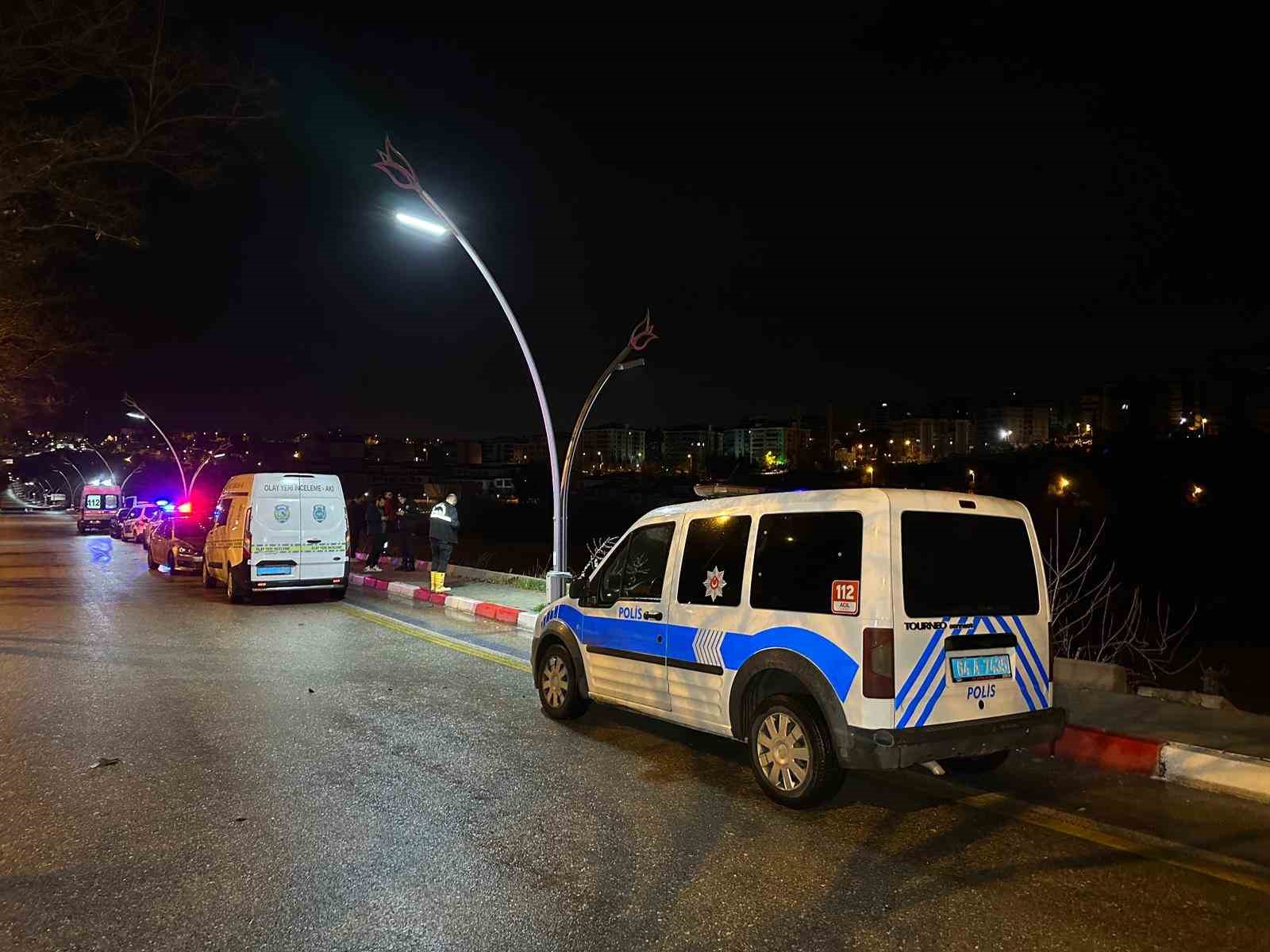 Uşak’ta otomobil şarampole devrildi: 2 ölü, 1 yaralı
