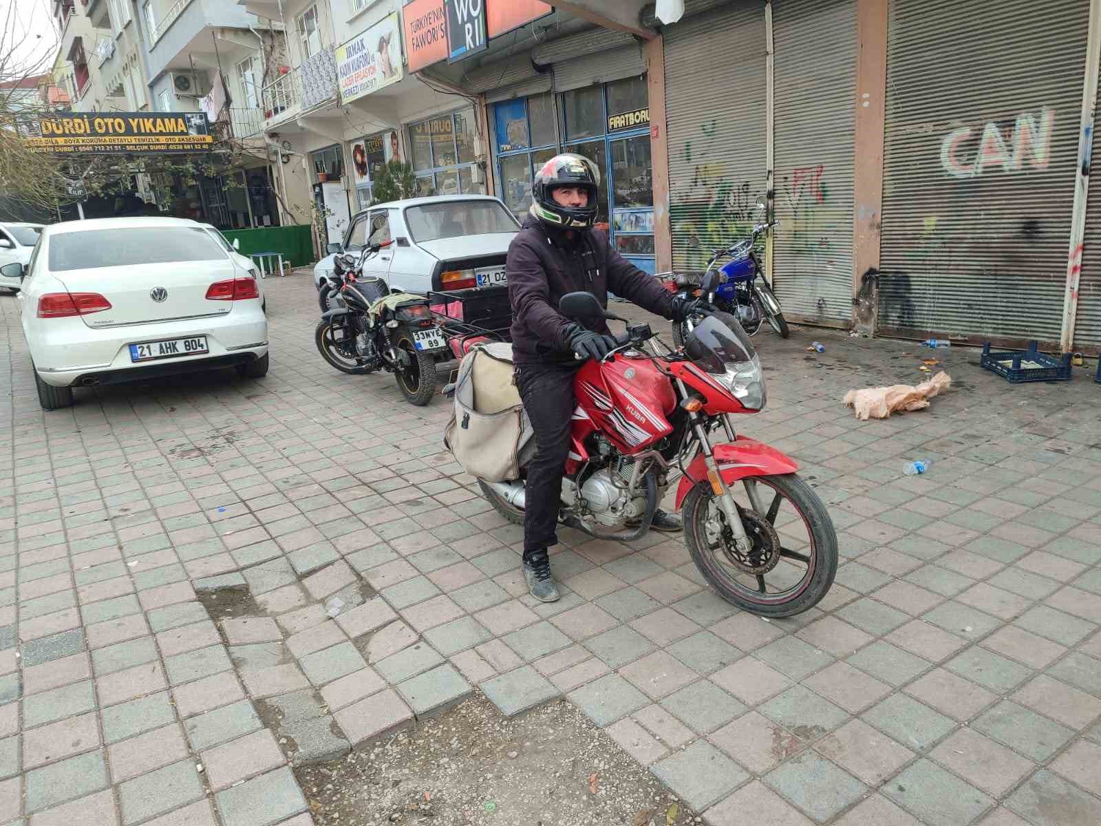 Ceza yedi, kaskı başına geçirerek motosiklet sürücülerine uyarıda bulundu