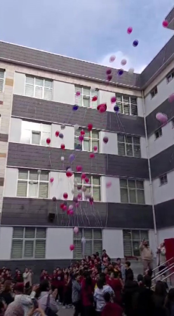 Lösemiyi yenen İkranur 3 yıl sonra okula döndü, çiçek ve balonlarla karşılandı