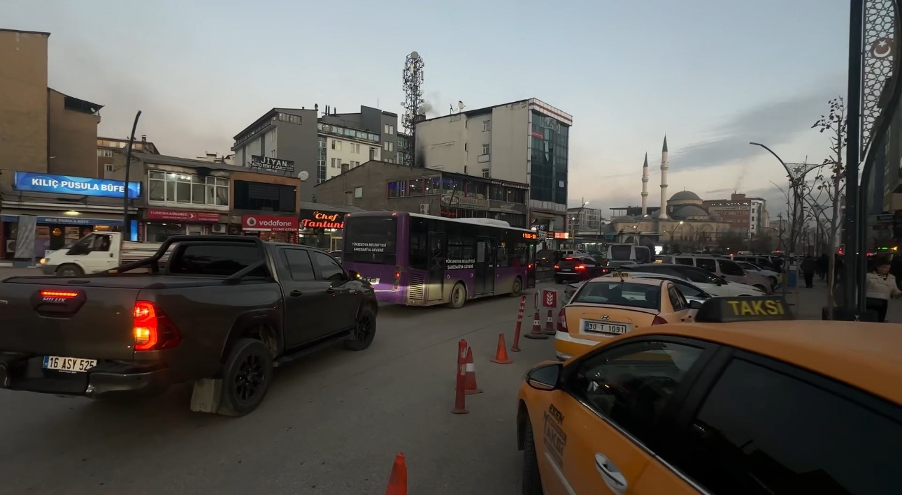 Yüksekova’da trafik çileye döndü