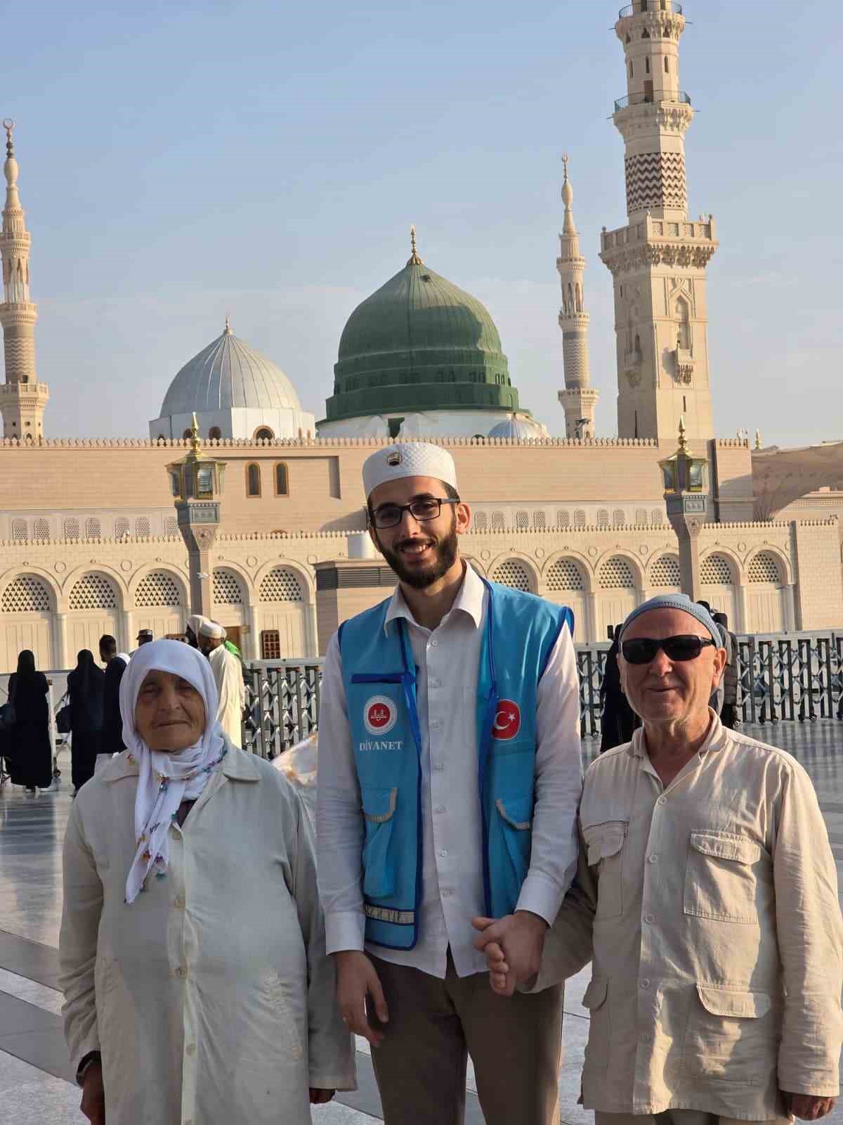 Görme engelli Ramazan amca ve Nuriye teyze umreye kavuştu