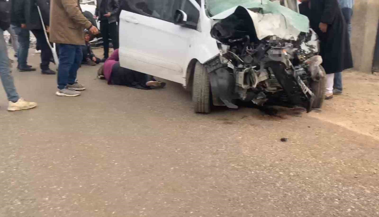 Şanlıurfa’da kamyonet ile hafif ticari araç çarpıştı: 2’si çocuk 4 yaralı