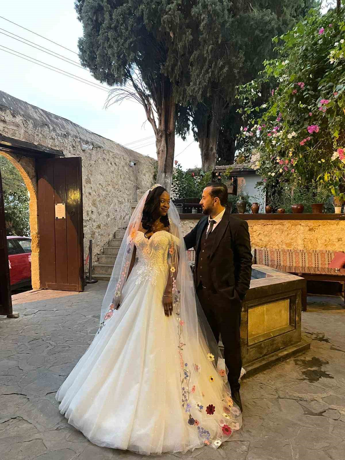 Adana’ya Afrikalı gelin: Düğün, Türk geleneklerine göre gerçekleştirildi renkli görüntüler ortaya çıktı