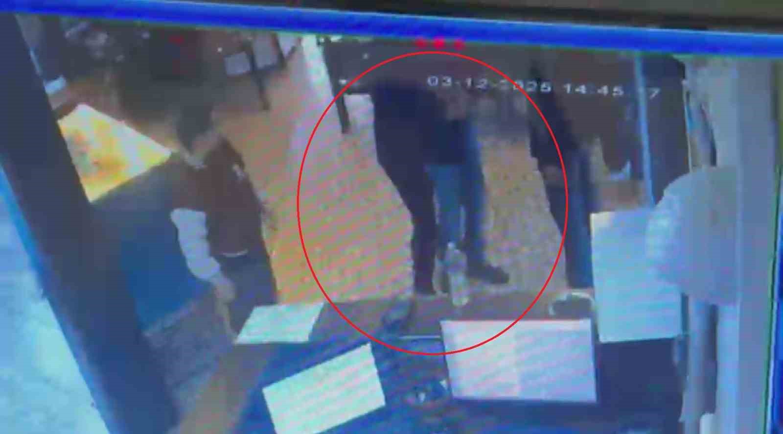 ‘Ölüyorum’ diye bağıran müşteriyi, garsonun heimclich manevrası hayata tutundurdu
