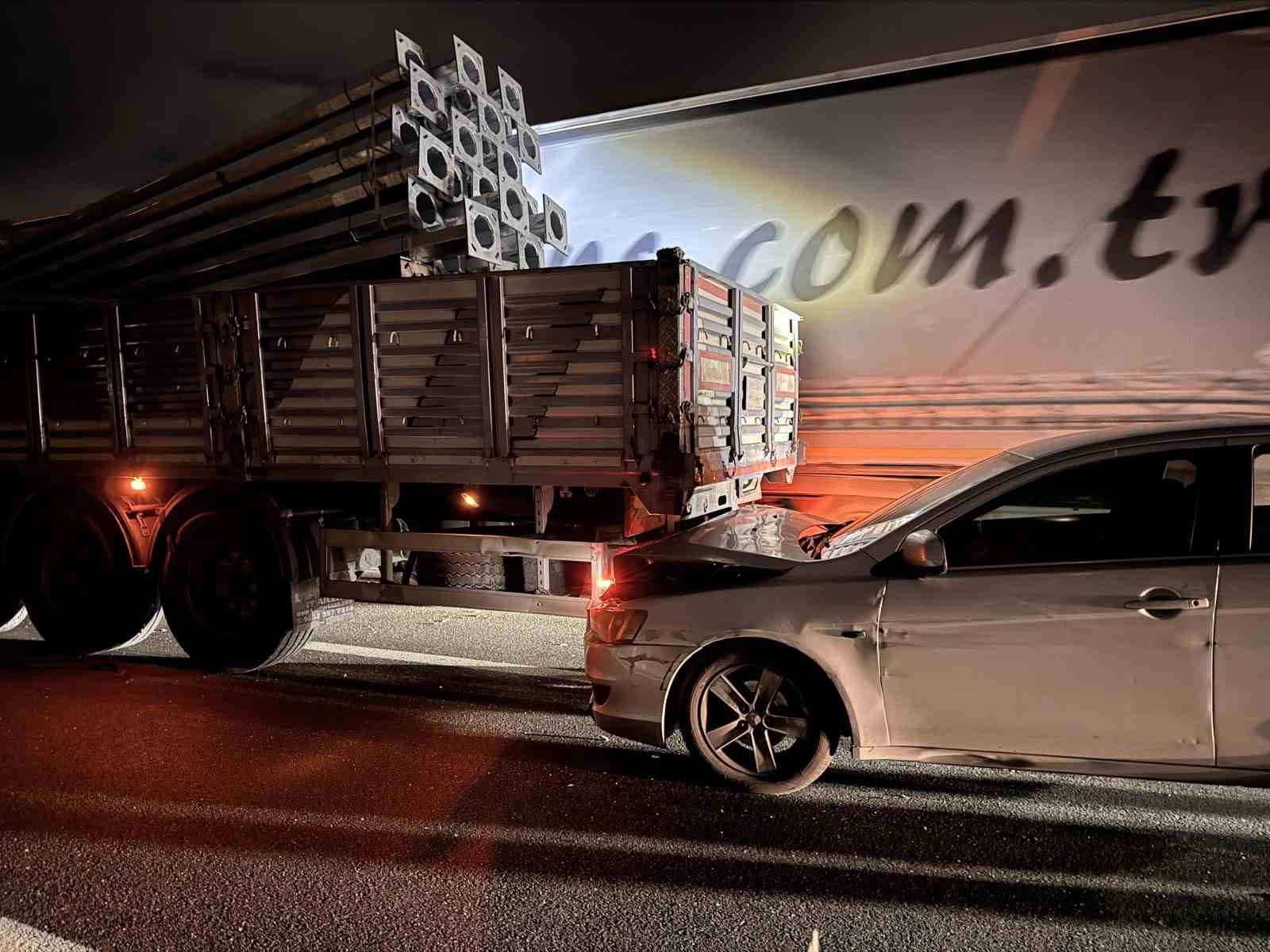 İki tır ve otomobilin çarpıştığı kazada bir kişi yaralandı