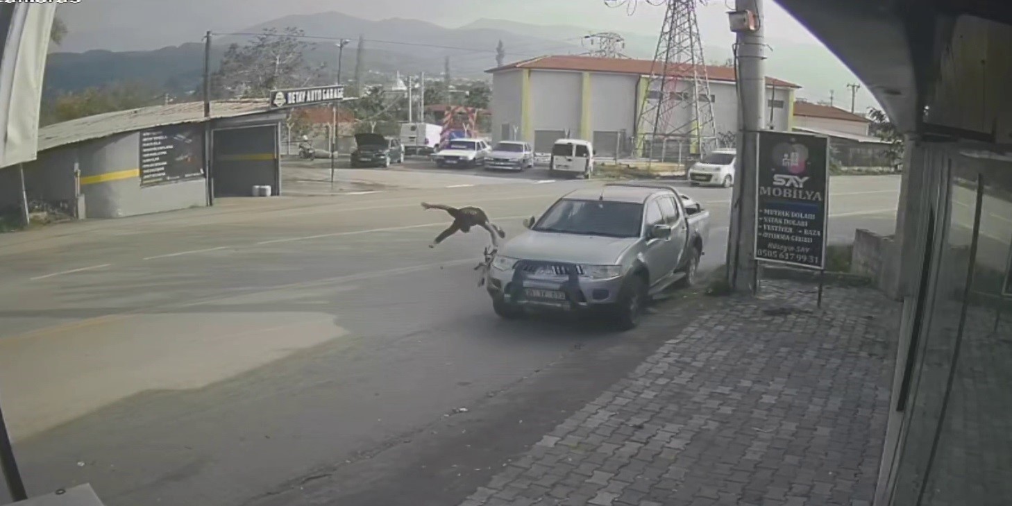 Ciple çarpışan motosikletin sürücüsü metrelerce savruldu