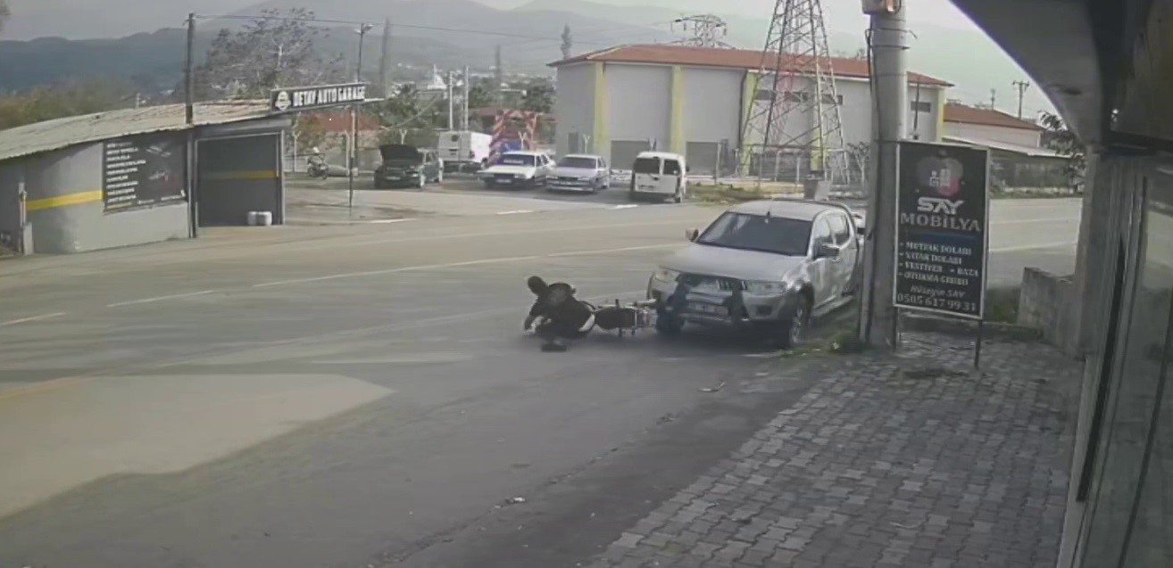 Ciple &ccedil;arpışan motosikletin s&uuml;r&uuml;c&uuml;s&uuml; metrelerce savruldu
