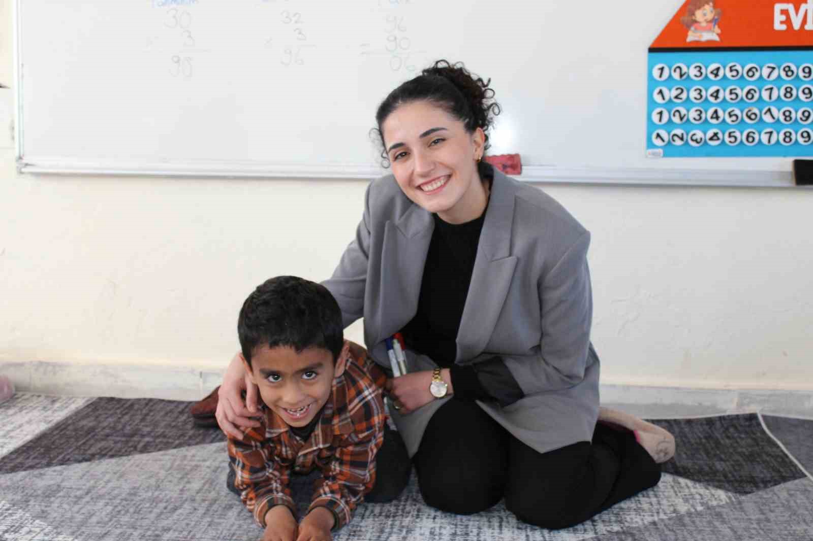 Tek öğretmen, dört öğrenci: Köy okuluna yürek ısıtan dokunuş