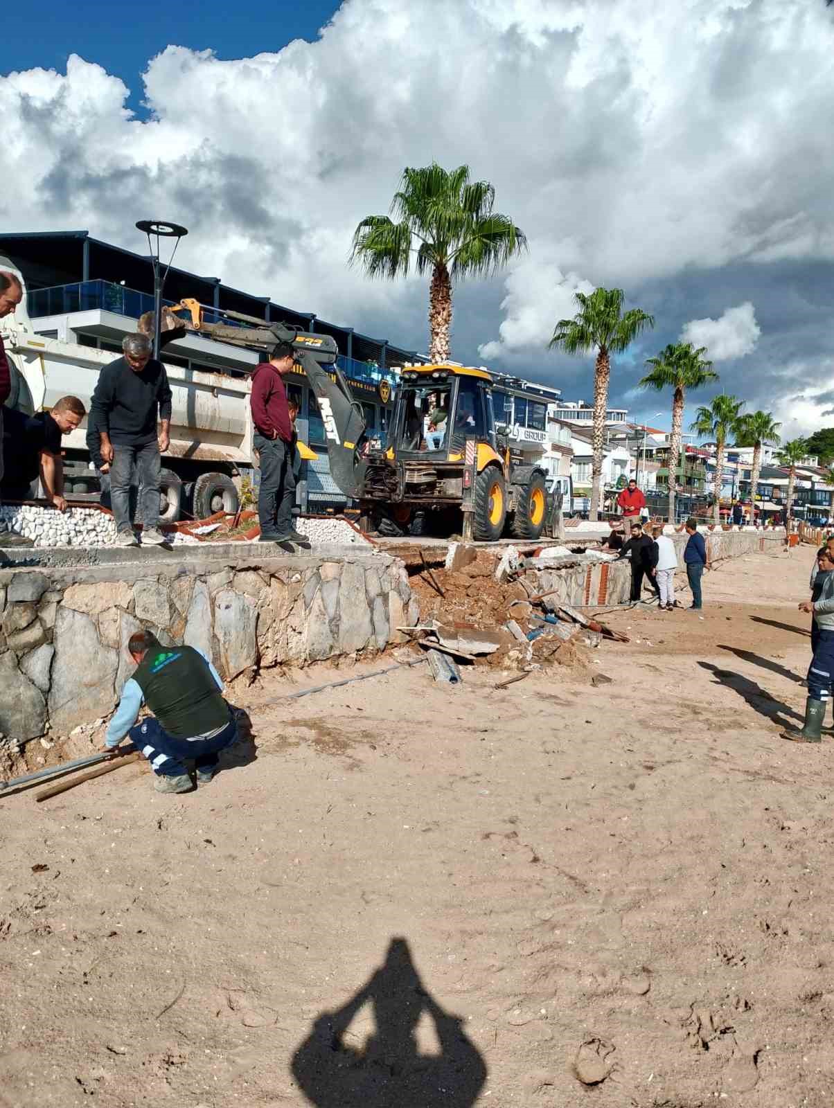 Aydın Büyükşehir Belediyesi’nden hızlı müdahale: Altıkum’da onarım çalışmaları devam ediyor
