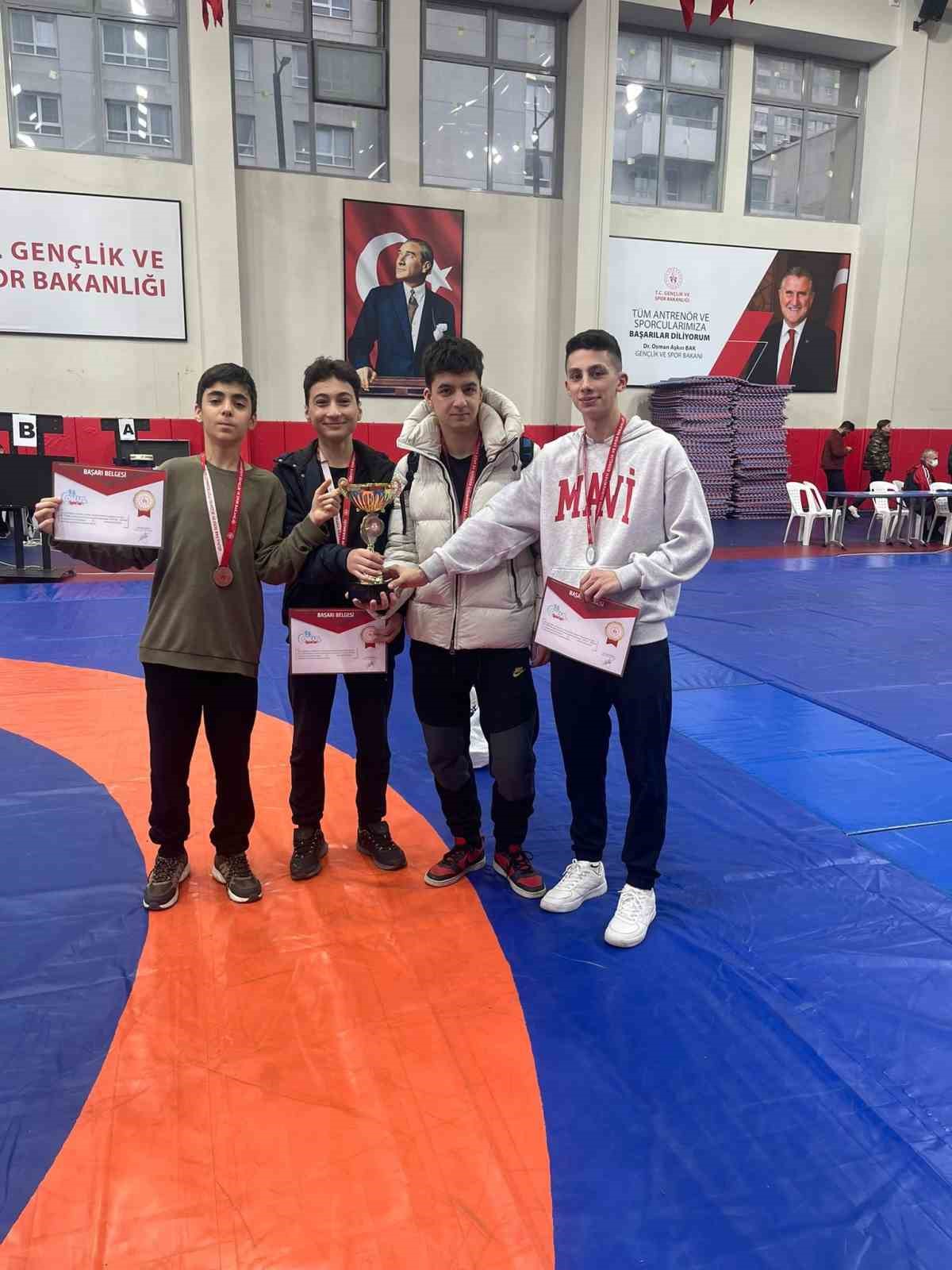 İhlas Koleji Güreş Takımı, İstanbul Şampiyonası’nda çifte başarıya imza attı