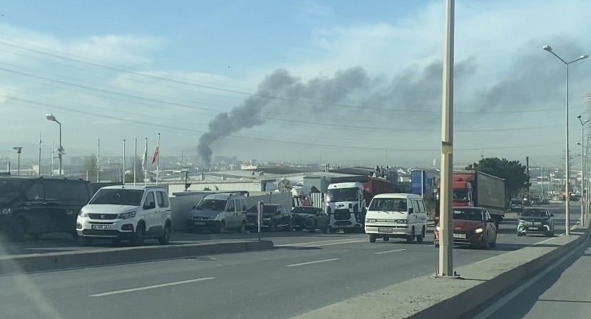 Tuzla’da gecekonduda yangın: Alevler gökyüzünü kapladı