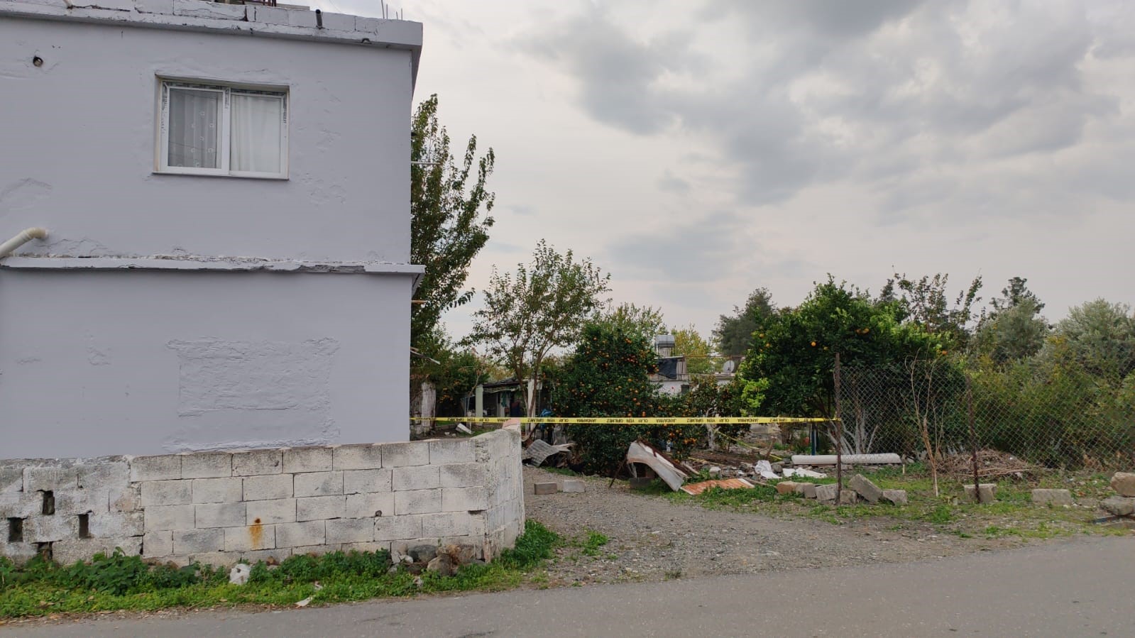 Eşi banyoya mezar kazıp gömmüştü, çocuklarının haber alamaması üzerine kadının cansız bedeni bulundu