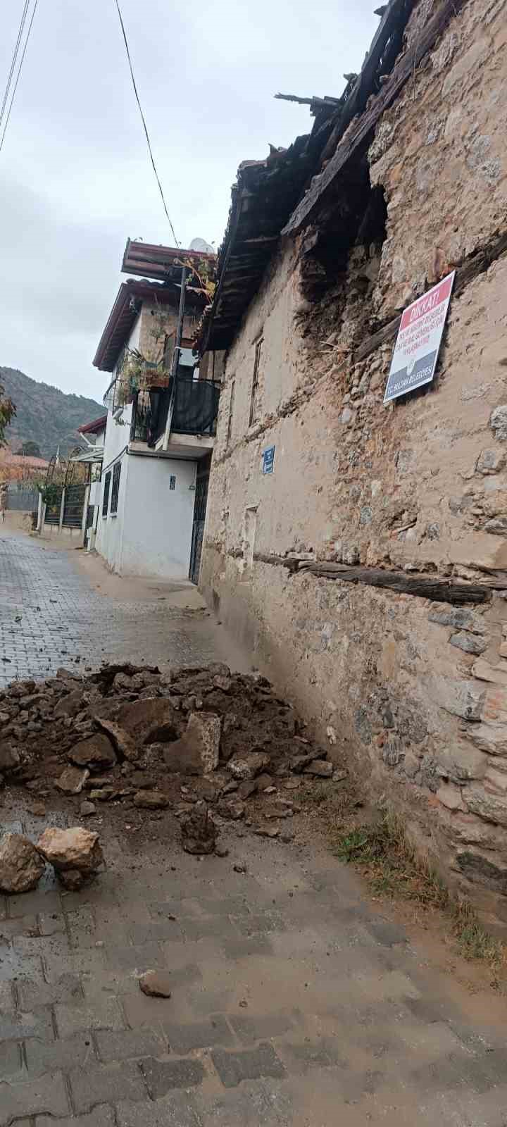 Denizli’de metruk kerpiç binanın duvarı çöktü