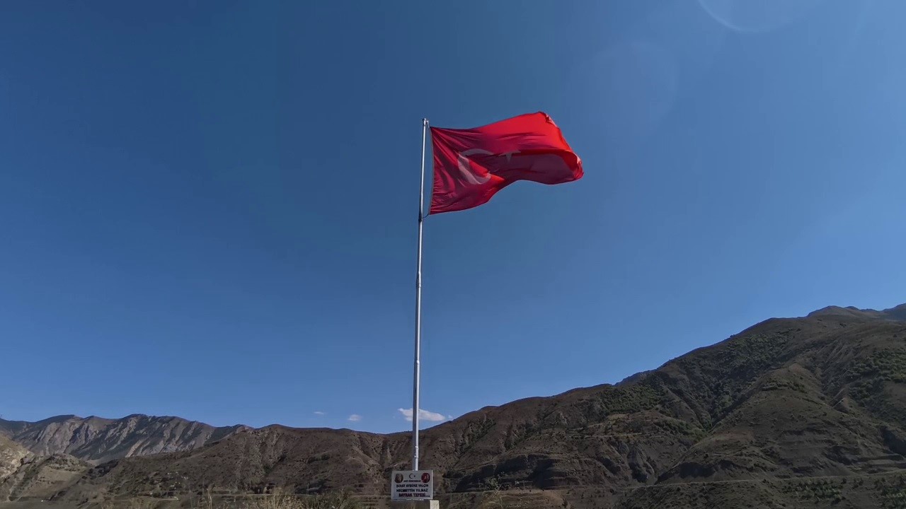 "Bayrak Adam"ın vatan sevdası: Her tepeye bir bayrak
