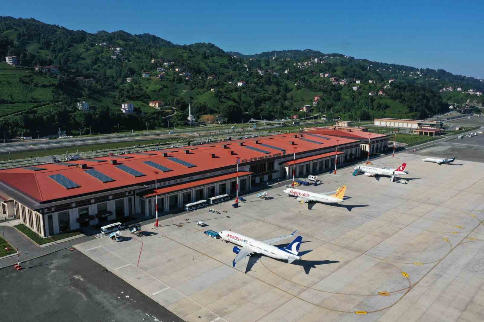 Bakan Uraloğlu: "Her gün ortalama yaklaşık 9 stadyum dolusu yolcu havayolu ile seyahat etti"