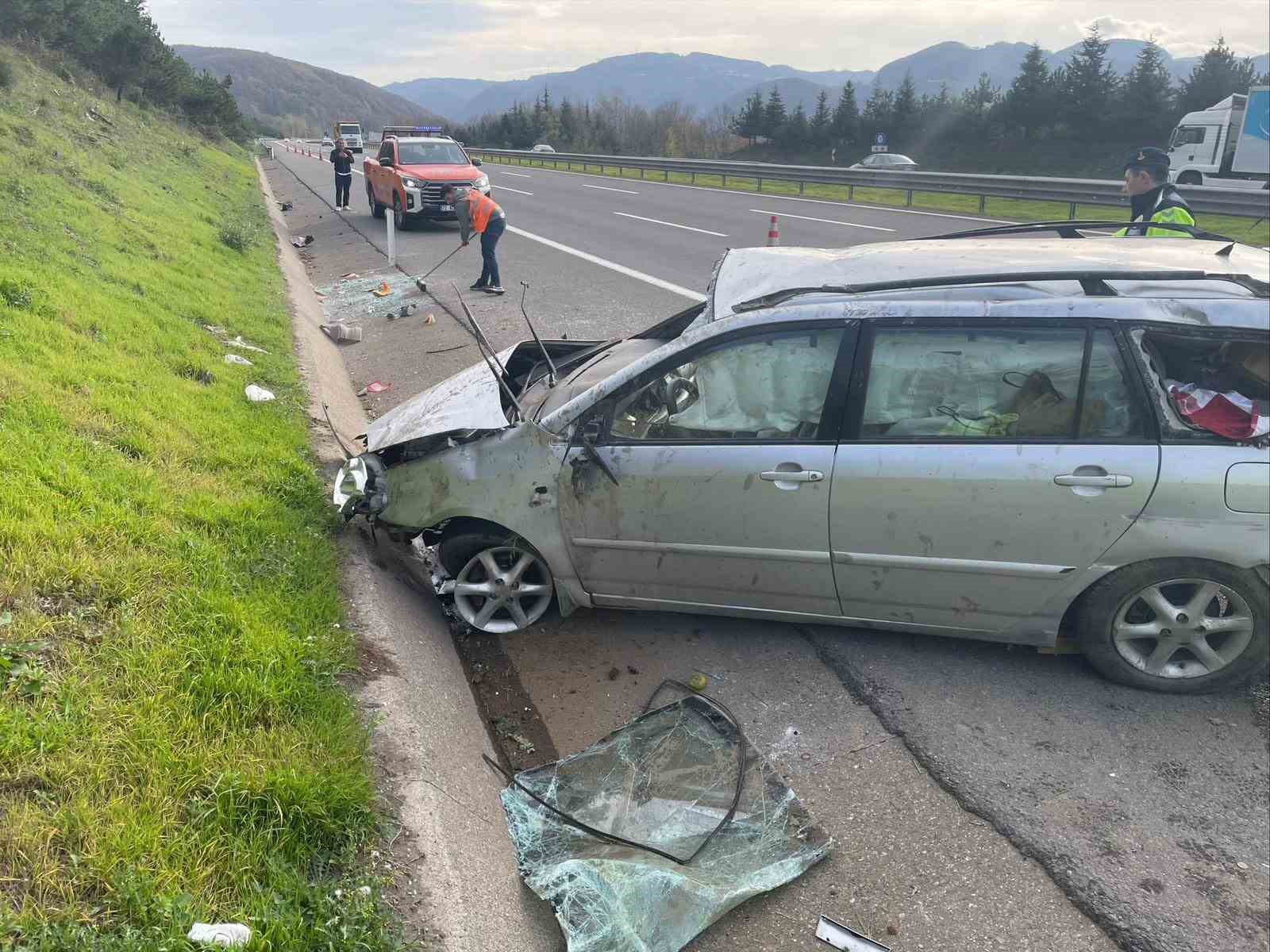 Lastiği patlayan otomobil bariyere çarpıp takla attı