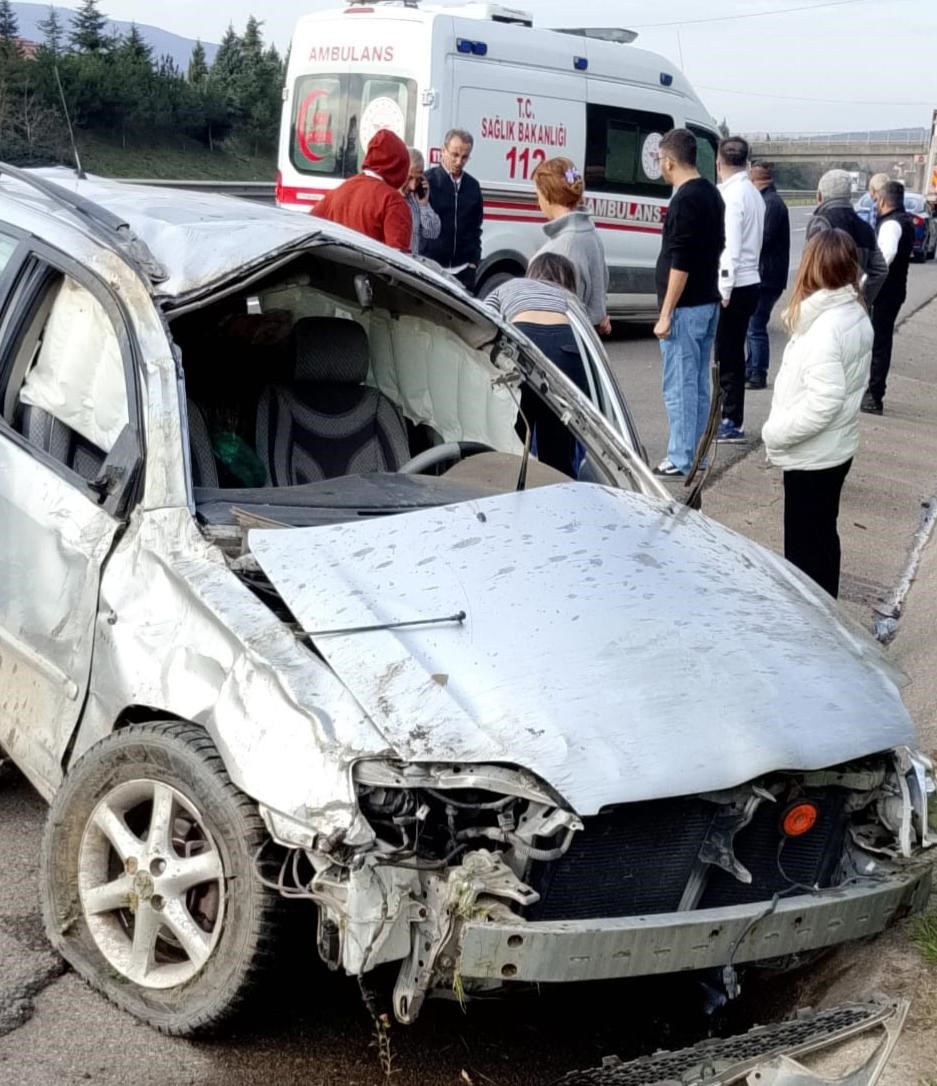 Lastiği patlayan otomobil bariyere çarpıp takla attı