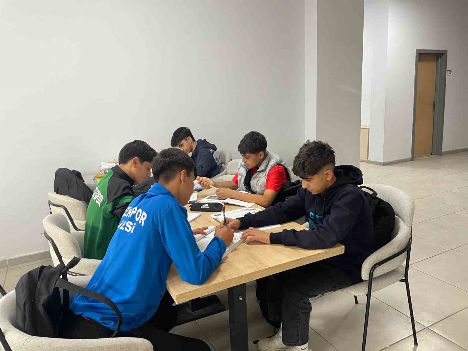 Cizre’de genç sporcular saha ve kitap arasında köprü kuruyorlar