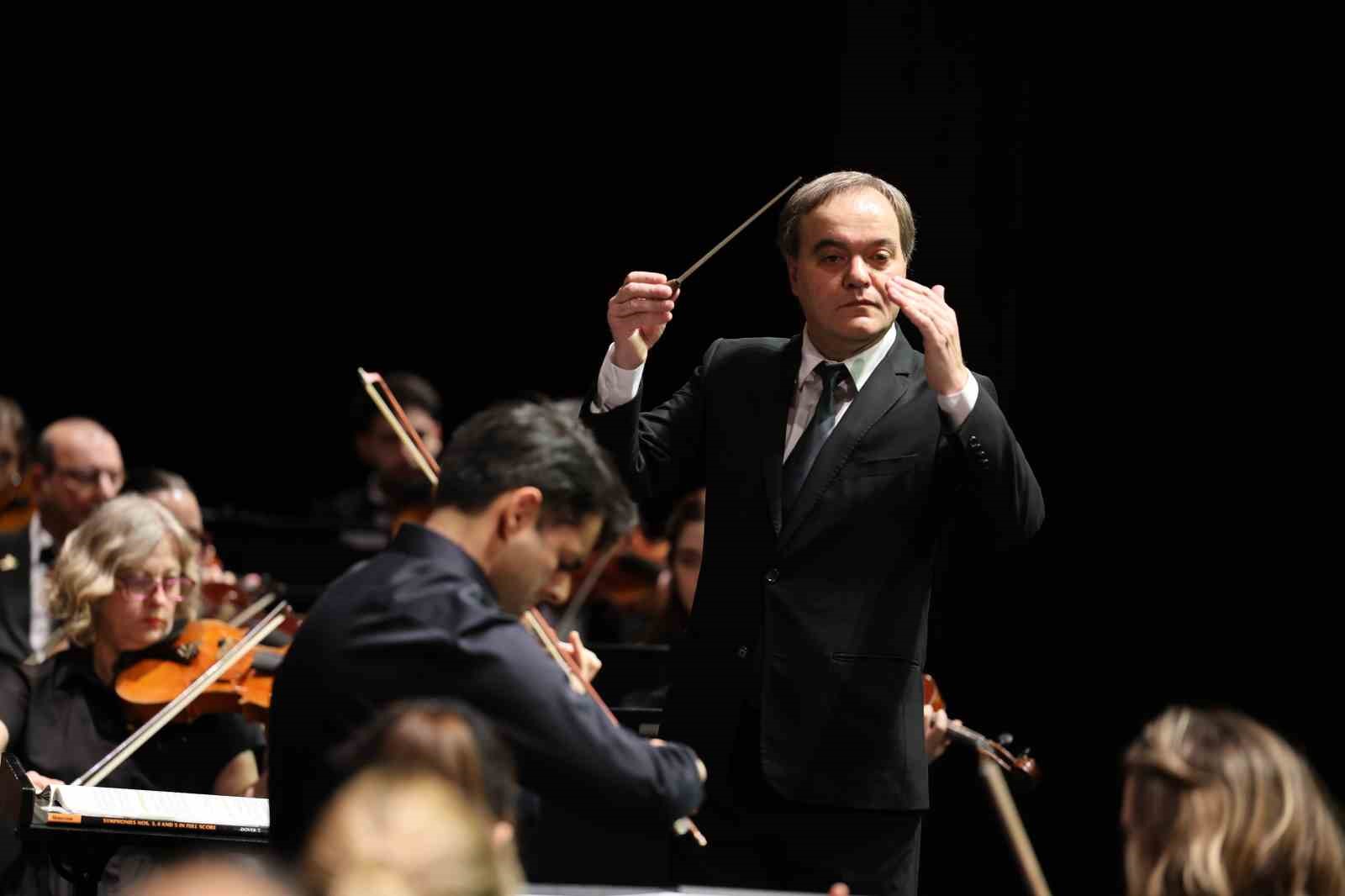 İstanbul Devlet Senfoni Orkestrası Aralık ayının ilk konserinde keman virtüözü Robert Lakatos’u ağırladı