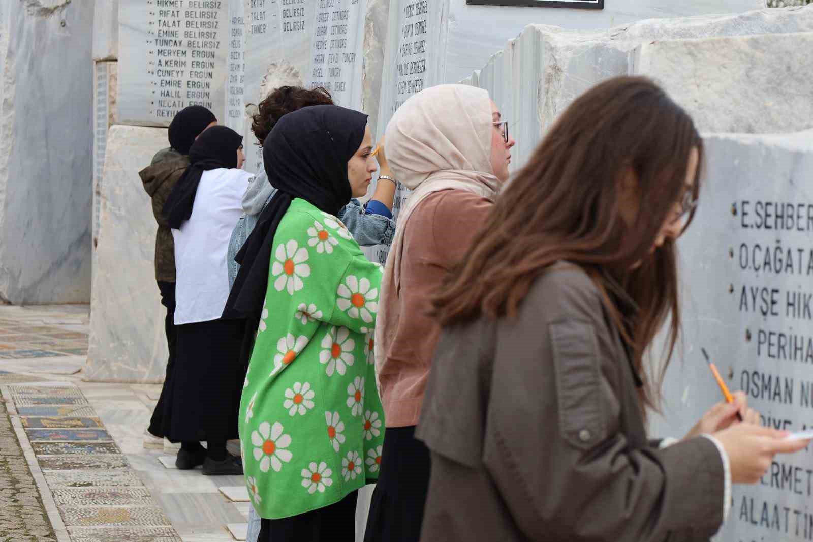 Deprem Anıtı’nda gençlerden anlamlı çalışma
