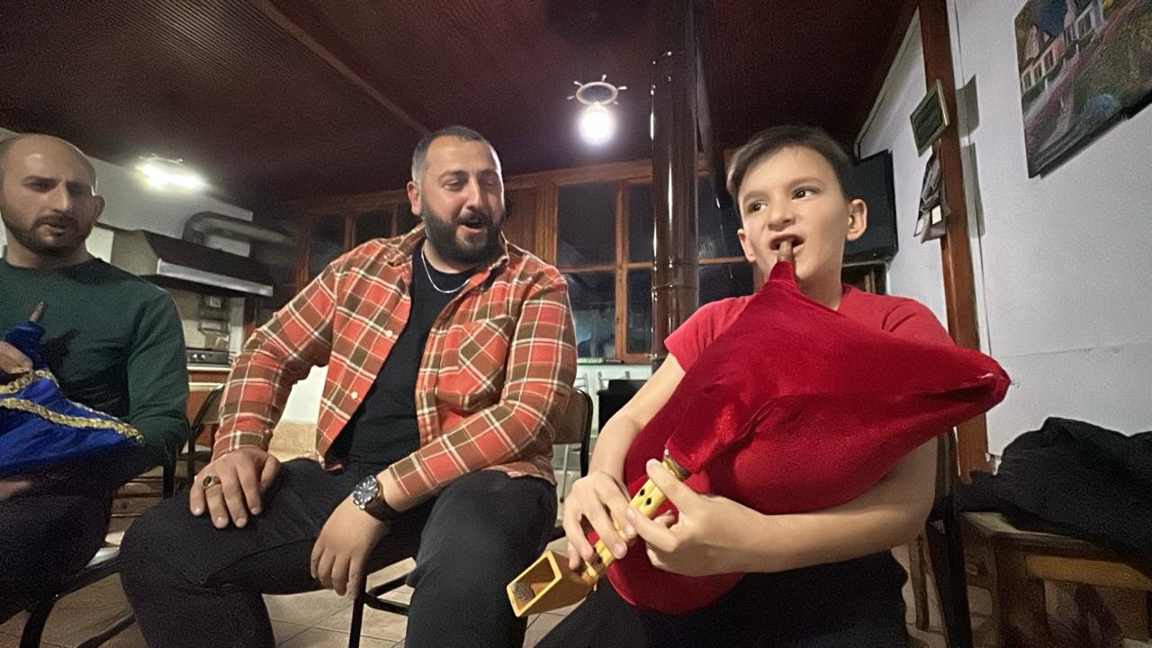 8 yaşındaki tulumcu kendine hayran bıraktı
