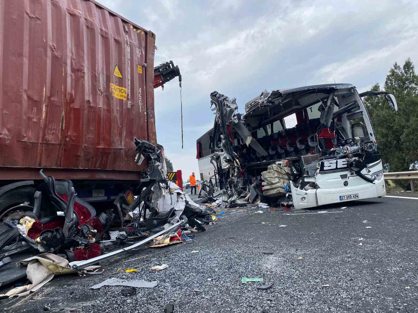 Kazada kapanan E-90 Otoyolu, araçların çekilmesiyle trafiğe açıldı