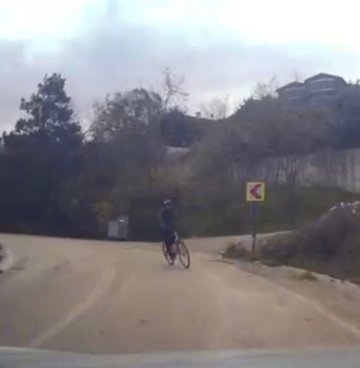 Bisikletli sürücü faciadan böyle döndü...Yaralı kurtuldu