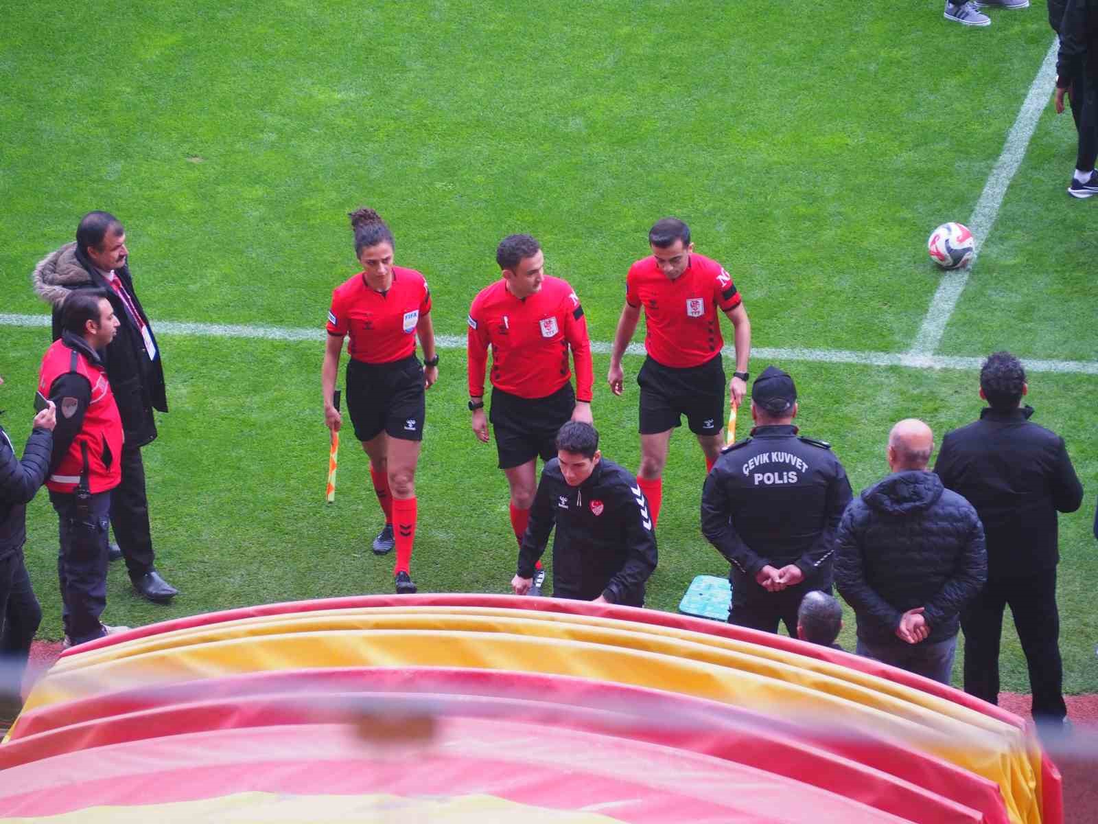 Yeni Malatyaspor sahaya 7 oyuncu ile çıktı, maç oynanmadı