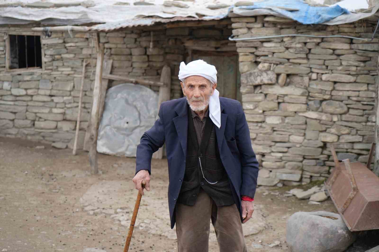 Muş’ta 86 yaşındaki Rüstem dede 50 yıldır sadece çay ve gofretle yaşamını sürdürüyor