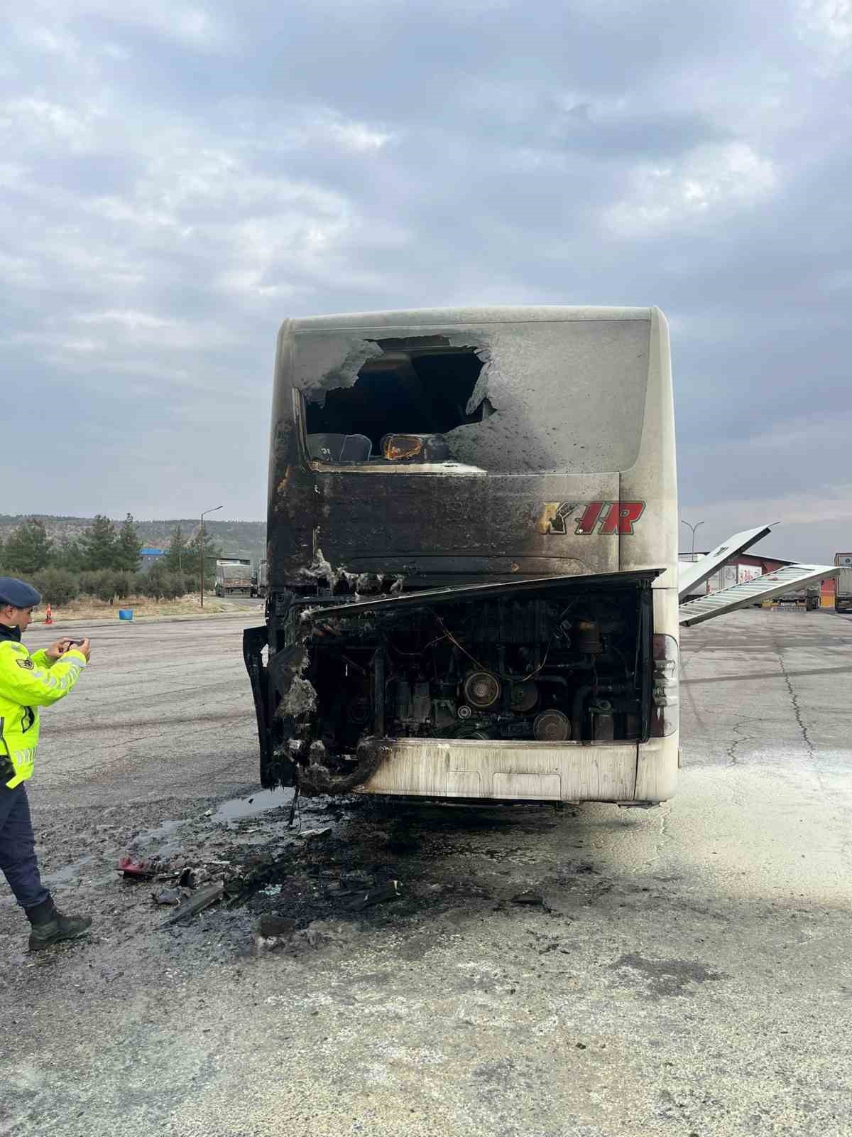 Yolcu otobüsü seyir halindeyken yangın çıktı
