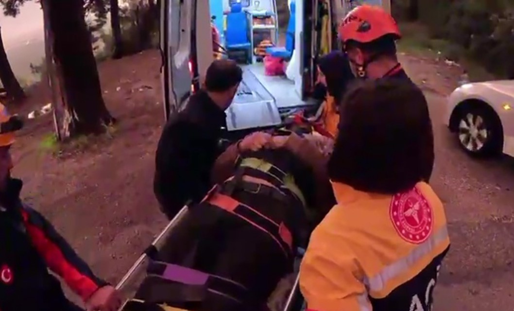 Uçurumdan yuvarlanan sürücüyü AFAD ve itfaiye ekipleri kurtardı