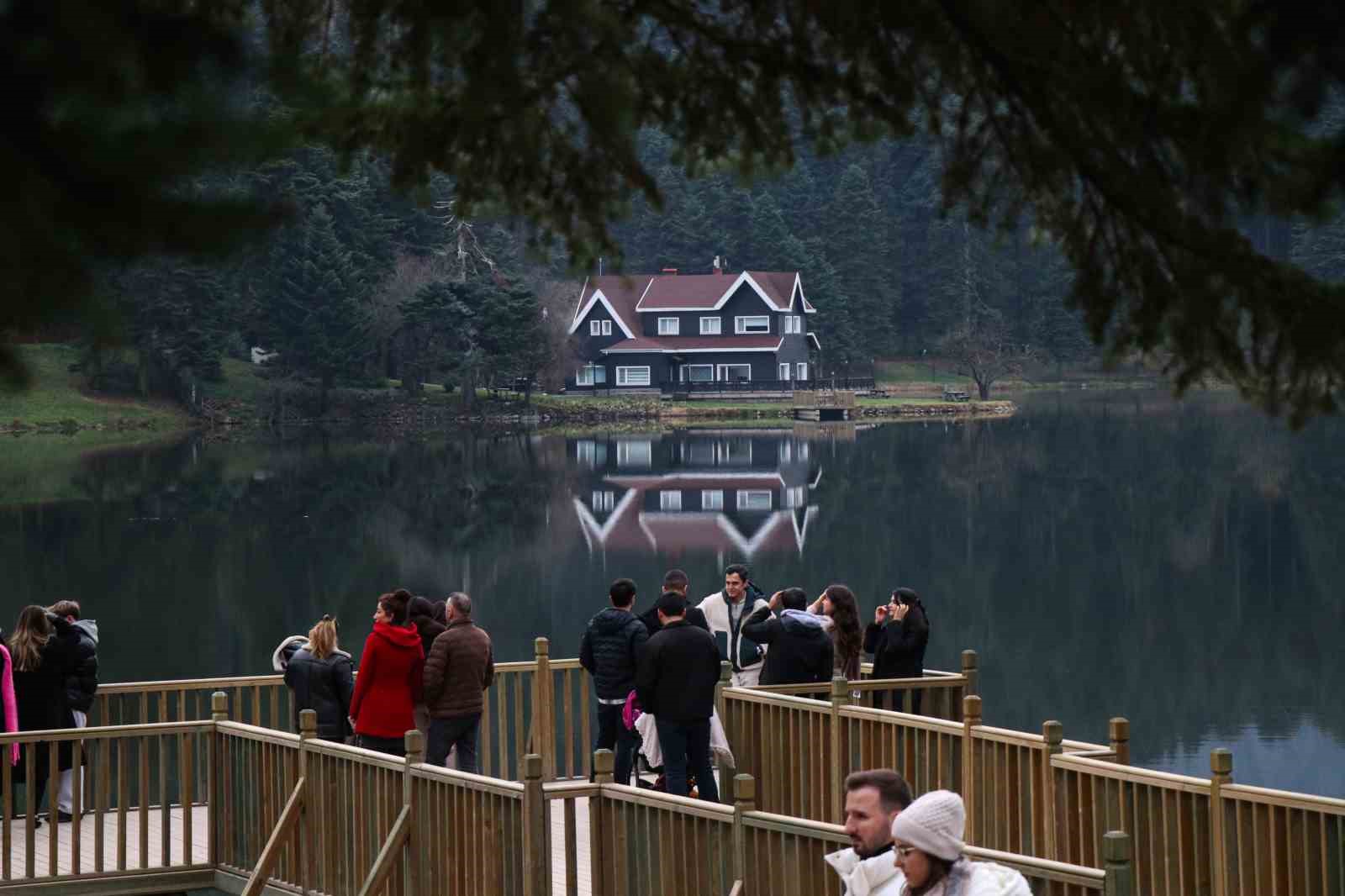 Gölcük Tabiat Parkı’nda kartpostallık manzara
