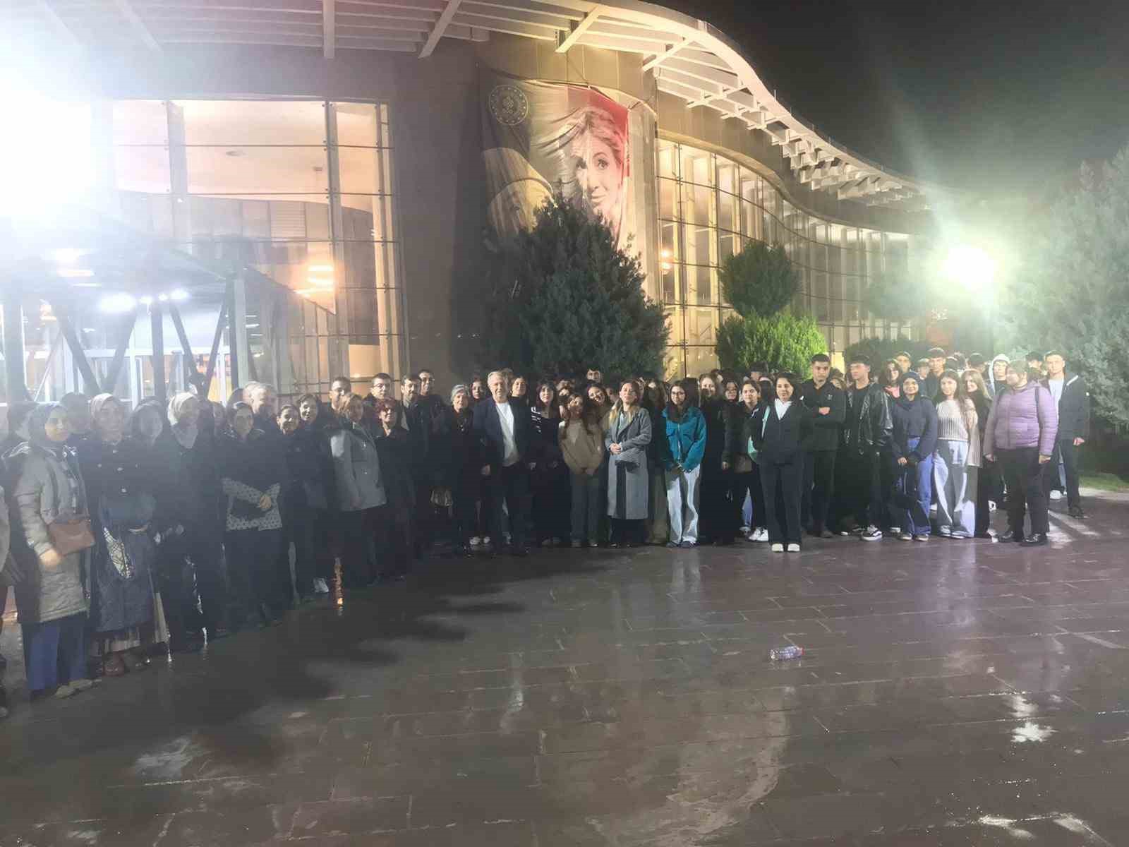 Karacasu’da öğrenciler tiyatroyla buluştu