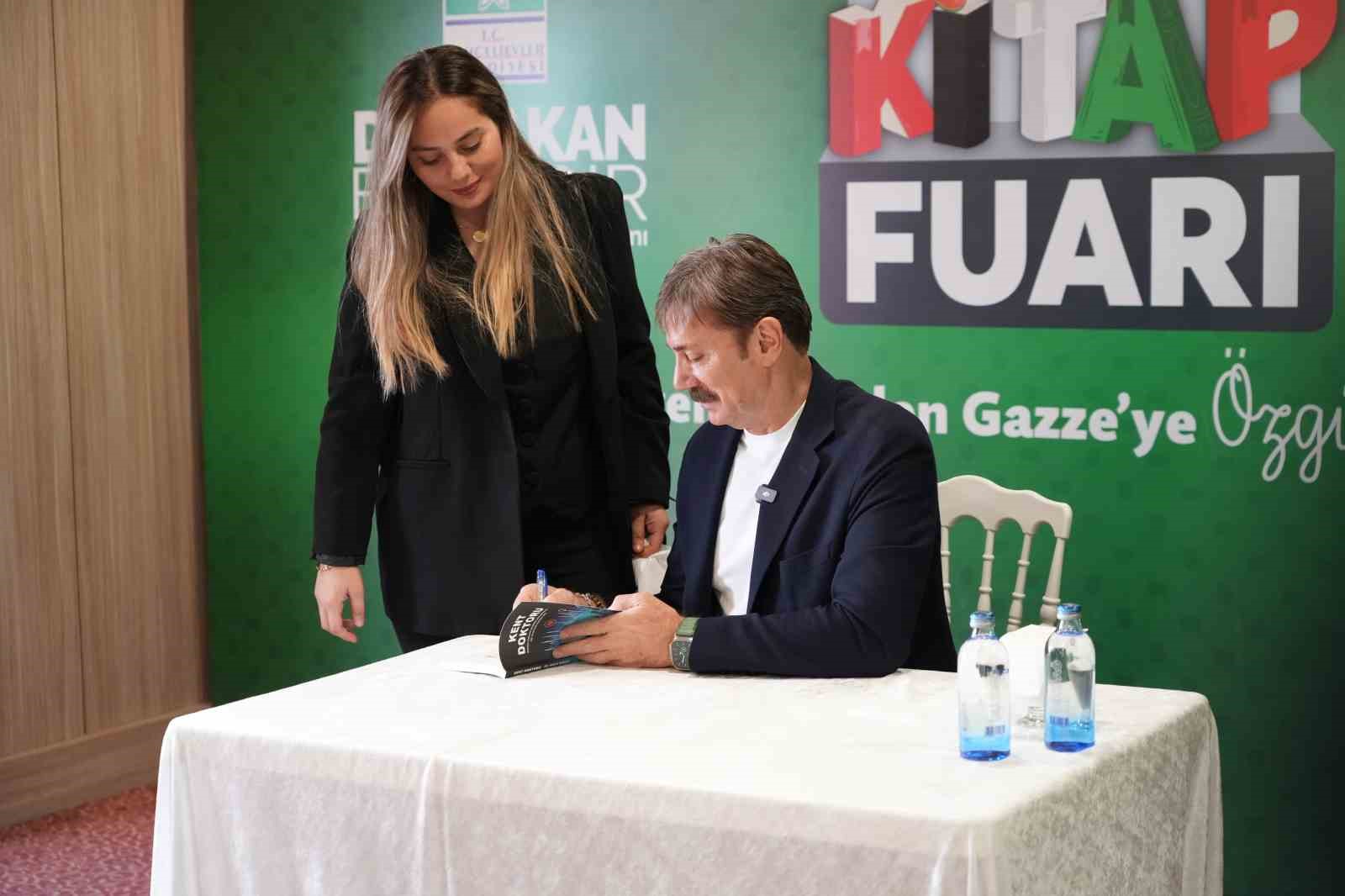 Bahçelievler Belediye Başkanı Hakan Bahadır söyleşi ve imza günü yaptı