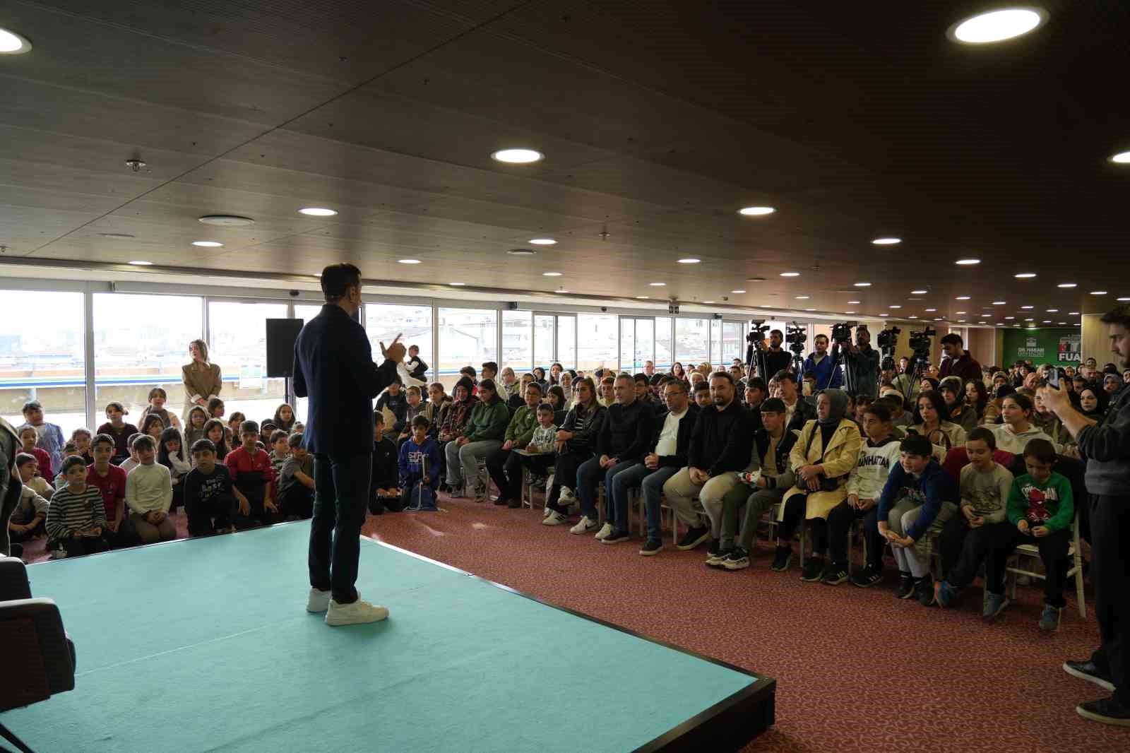 Bahçelievler Belediye Başkanı Hakan Bahadır söyleşi ve imza günü yaptı