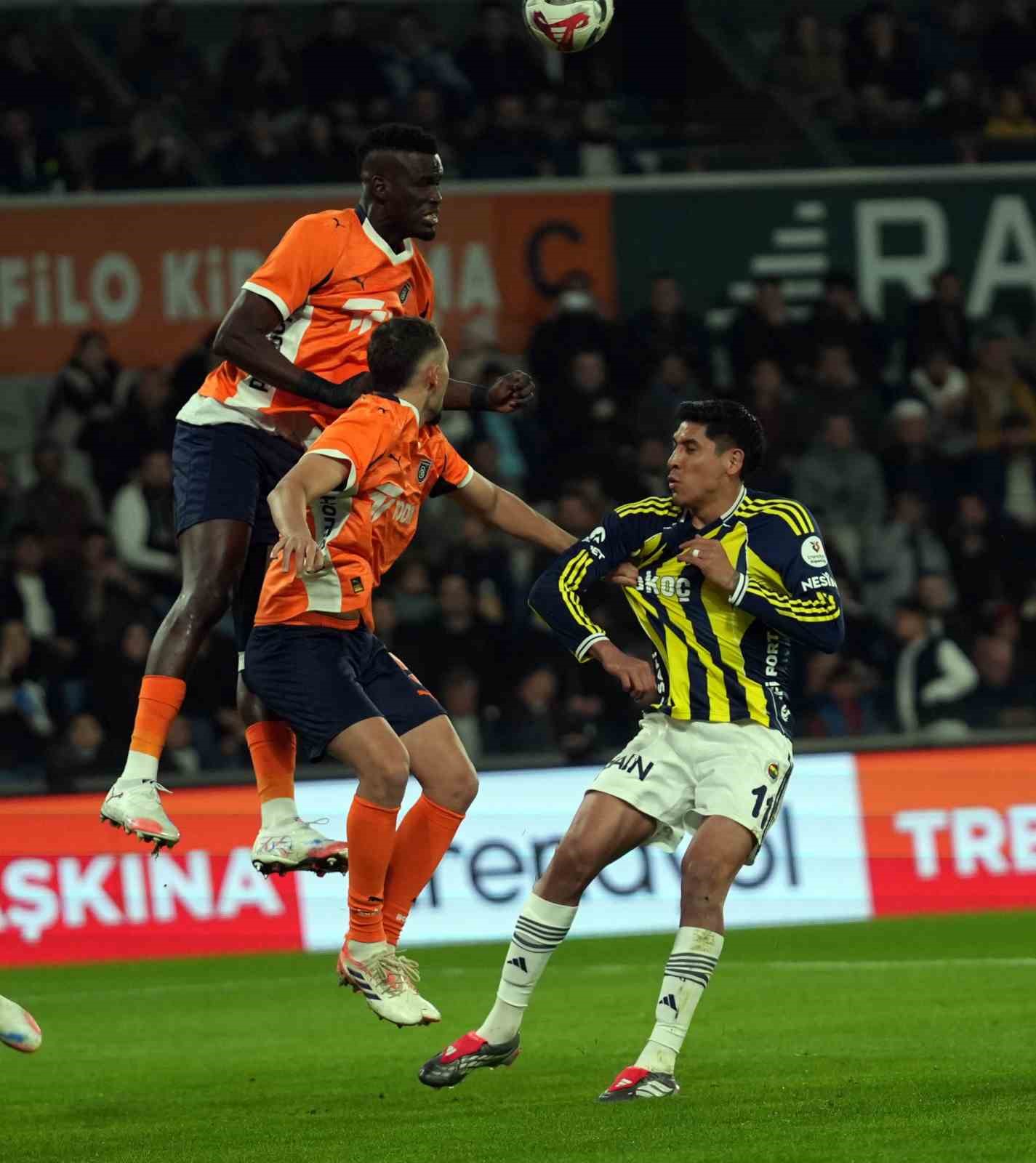 Trendyol Süper Lig: RAMS Başakşehir: 0 - Fenerbahçe: 0 (Maç devam ediyor)
