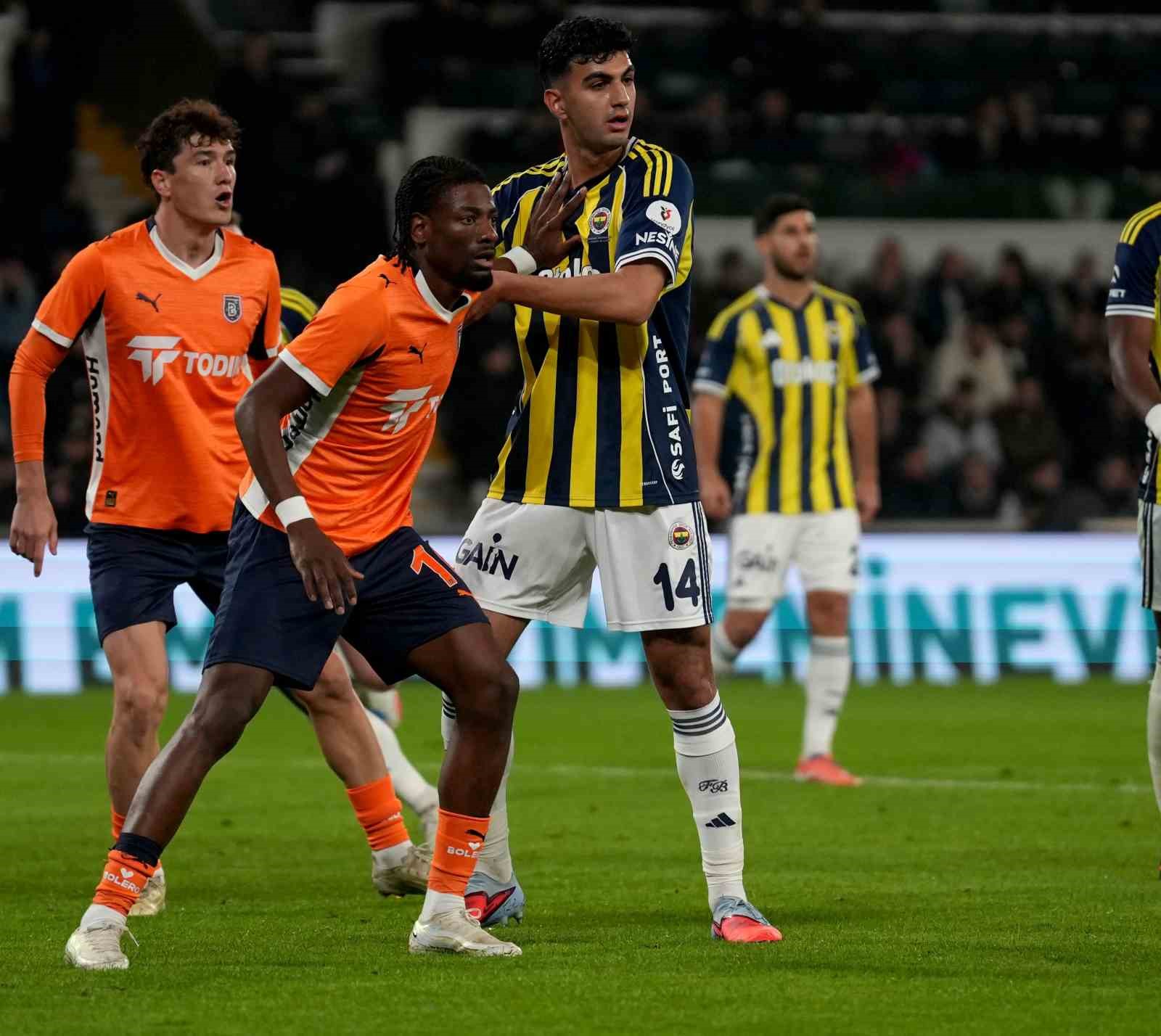 Trendyol Süper Lig: RAMS Başakşehir: 0 - Fenerbahçe: 0 (İlk yarı)