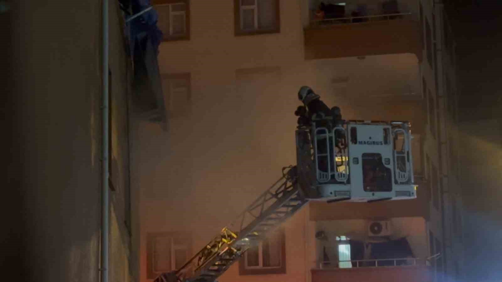 Çay toplama makinesi deposunda yangın