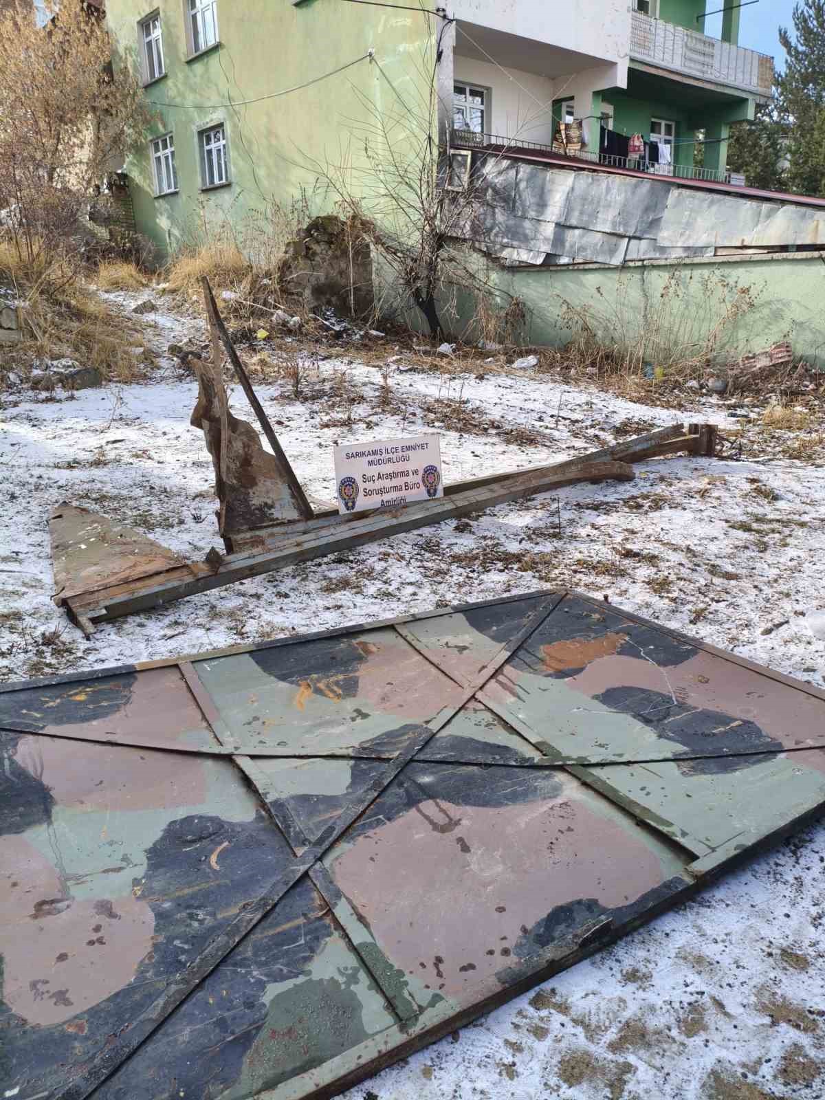 Sarıkamış’ta askeriyeden hurda malzeme çalan 2 kişi tutuklandı