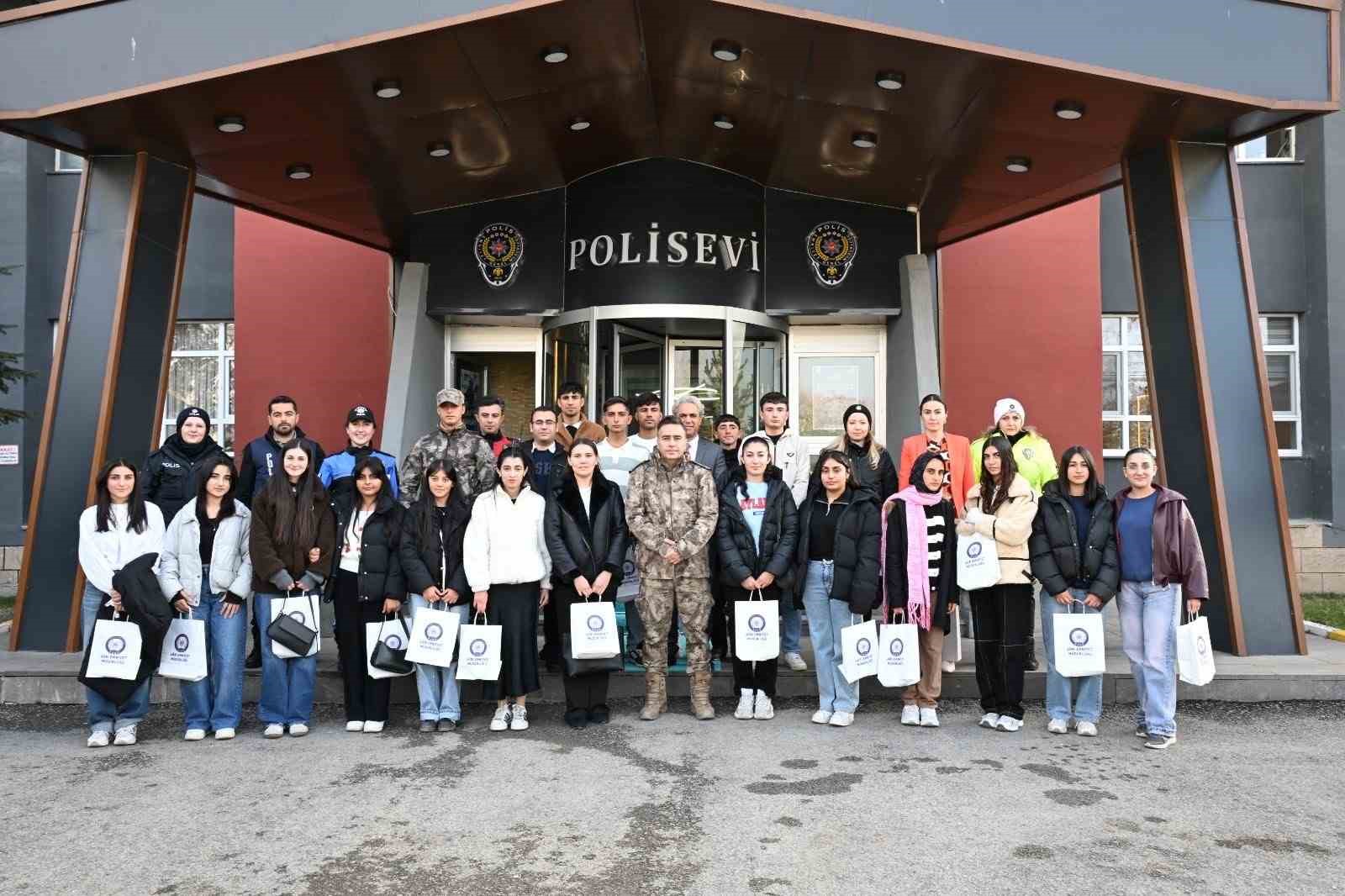 Ağrı’da öğrencilere üniversite gezisi ve emniyet söyleşisi düzenlendi
