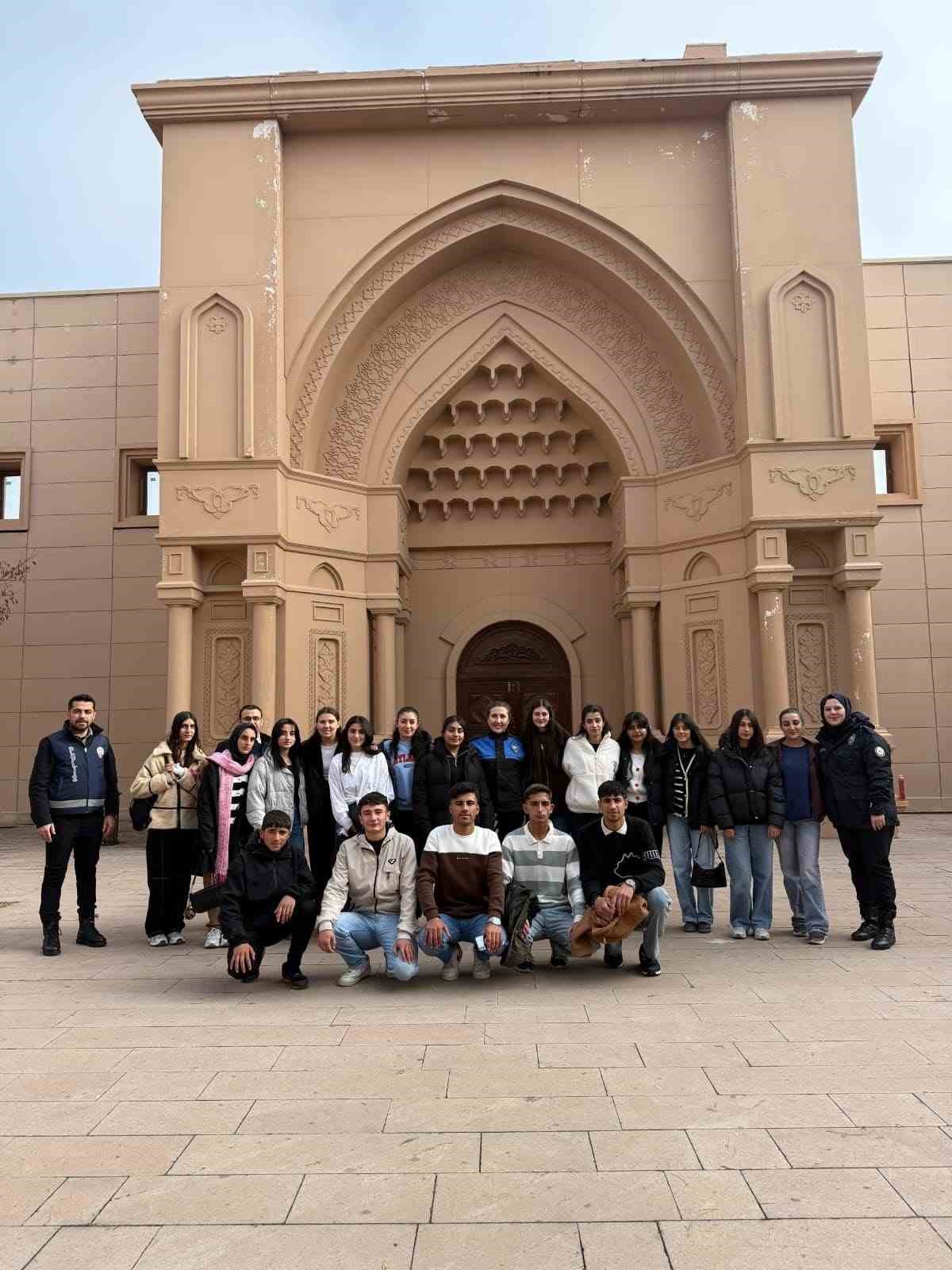 Ağrı&rsquo;da &ouml;ğrencilere &uuml;niversite gezisi ve emniyet s&ouml;yleşisi d&uuml;zenlendi
