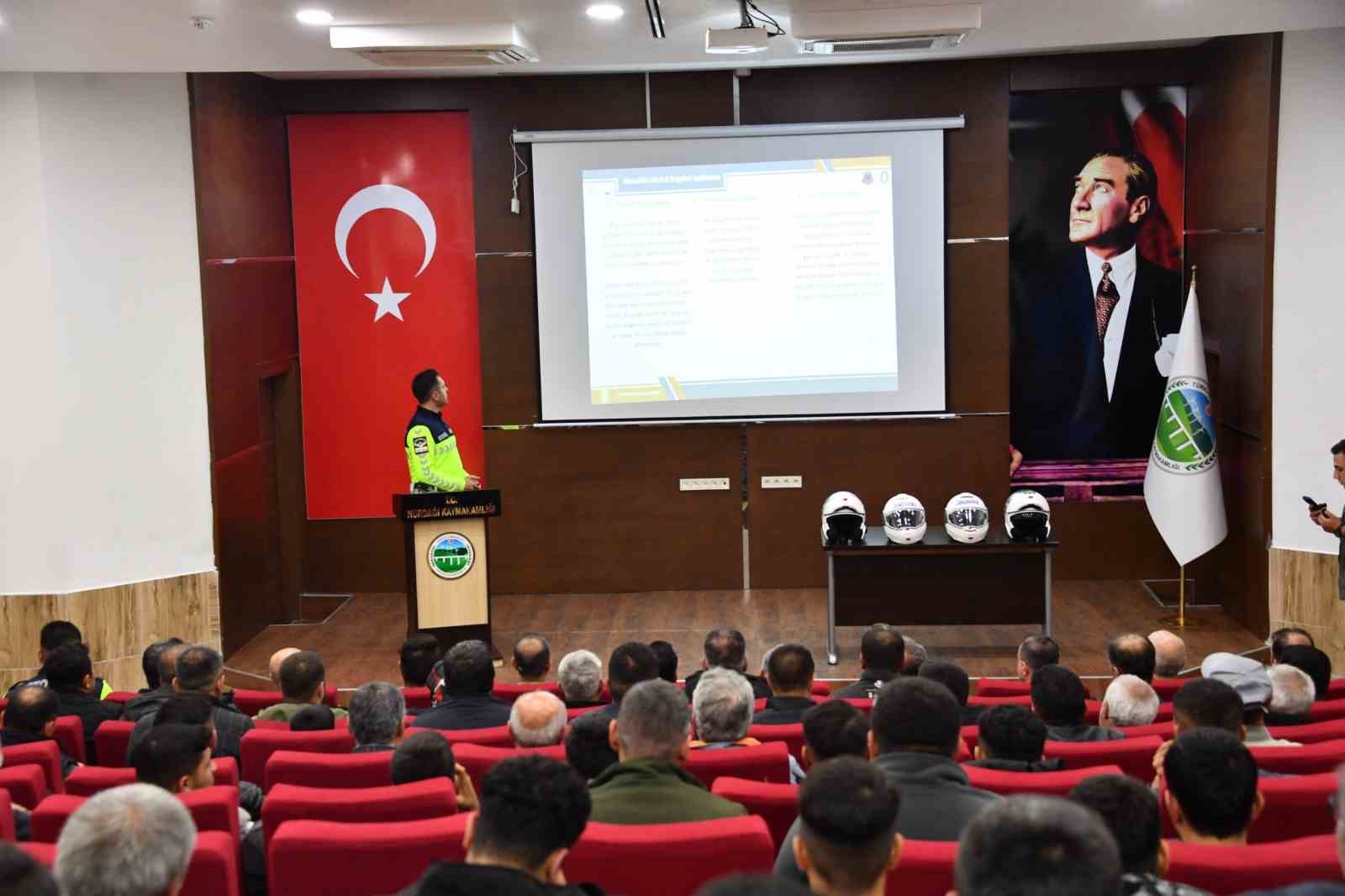 Jandarmadan 100 motosiklet s&uuml;r&uuml;c&uuml;s&uuml;ne g&uuml;venli s&uuml;r&uuml;ş eğitimi ve hediye kask
