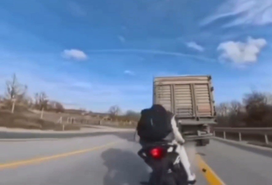 Motosiklet, kamyona arkadan &ccedil;arptı: 1 yaralı
