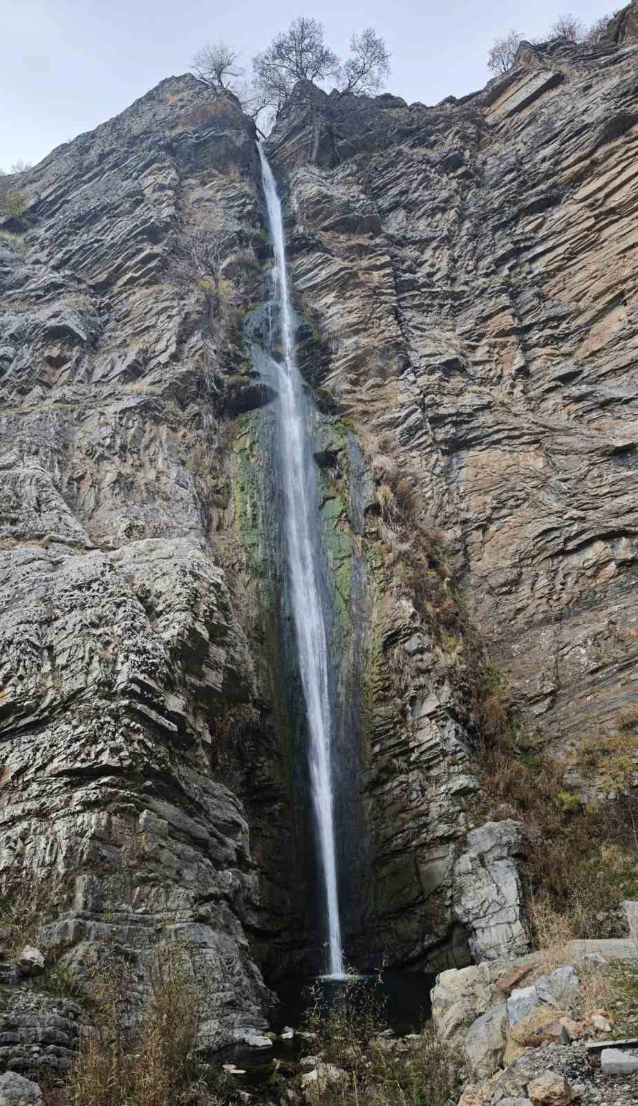 Mutki&rsquo;nin saklı cenneti G&uuml;m&uuml;şkanat Şelalesi hayranlık uyandırıyor
