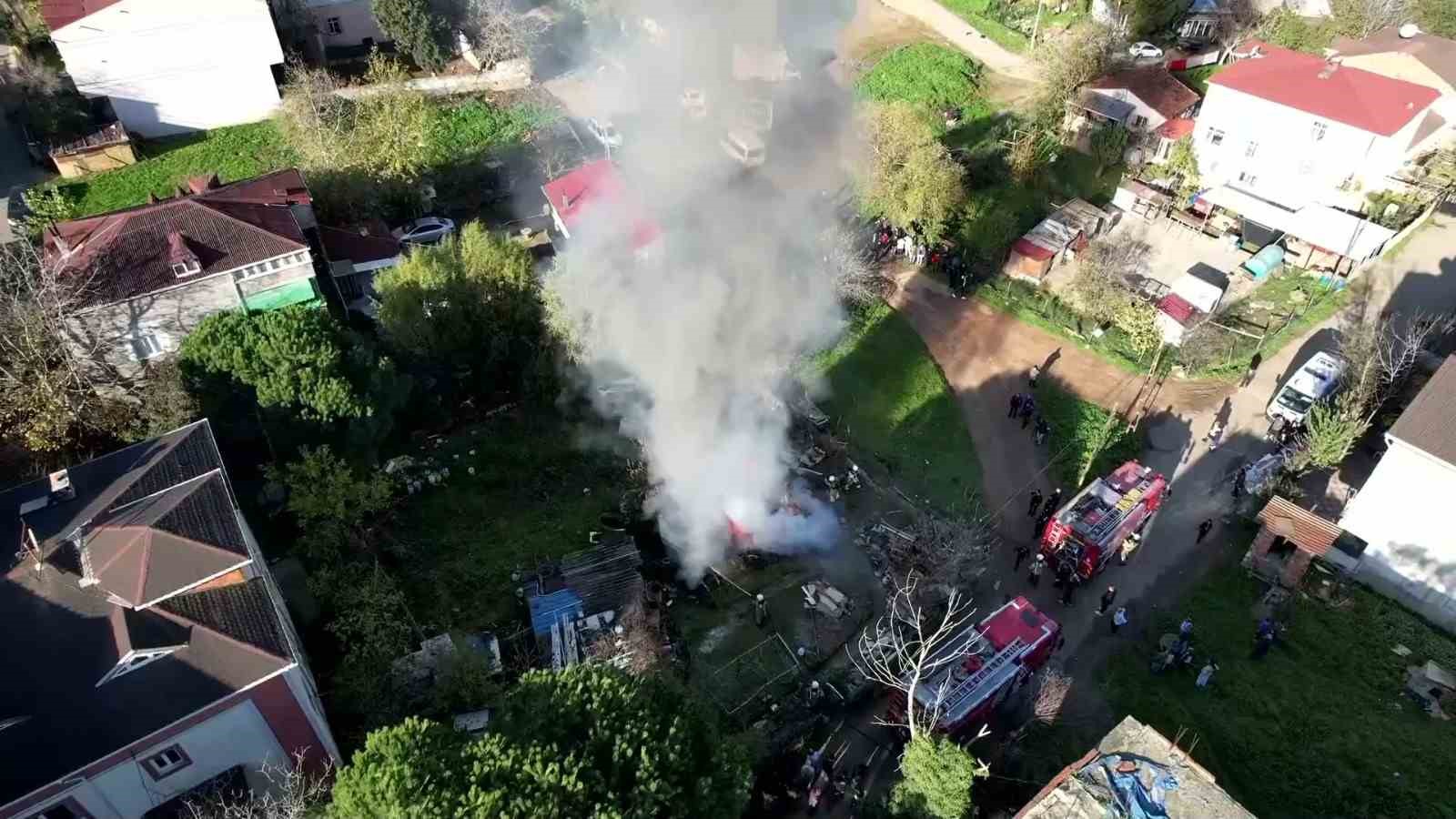 Tuzla’da gecekonduda yangın: Alevler gökyüzünü kapladı