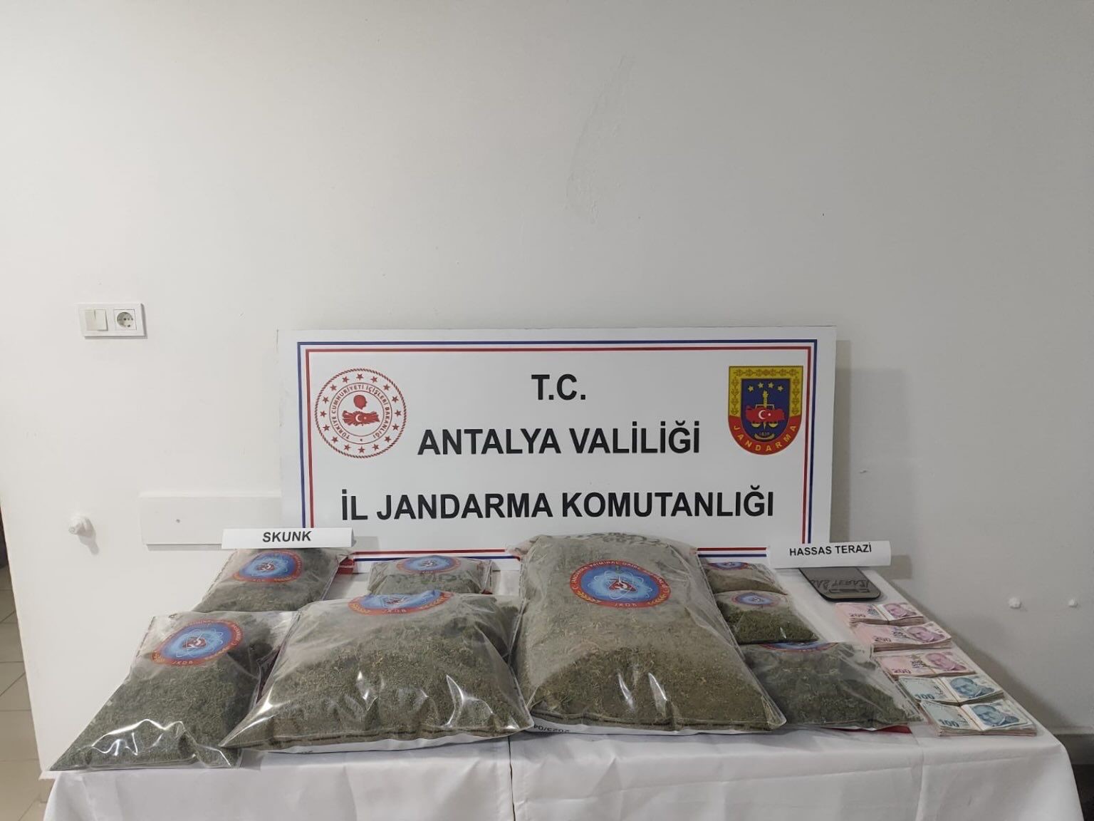 Konyaaltı ve Elmalı&rsquo;da uyuşturucu operasyonu
