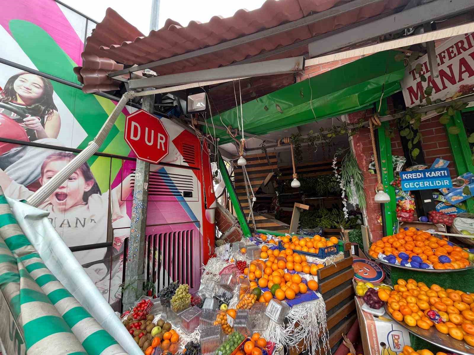 İmdat freni boşalan &ouml;ğrenci otob&uuml;s&uuml; manava daldı...
